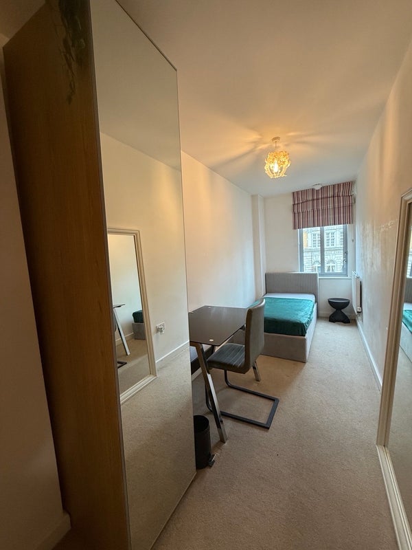 Room Salton Square in Greater London