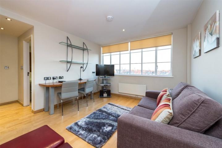 Flat Roland Gardens in Greater London