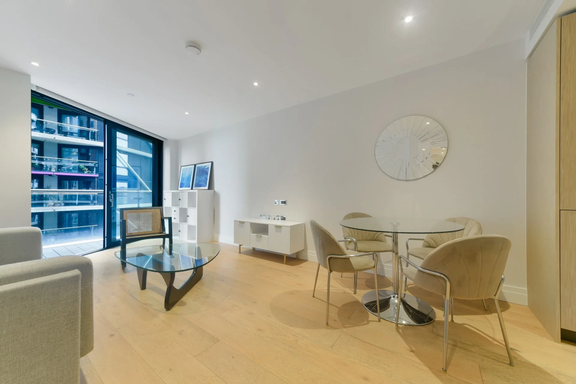 Flat Battersea Park Road in Greater London