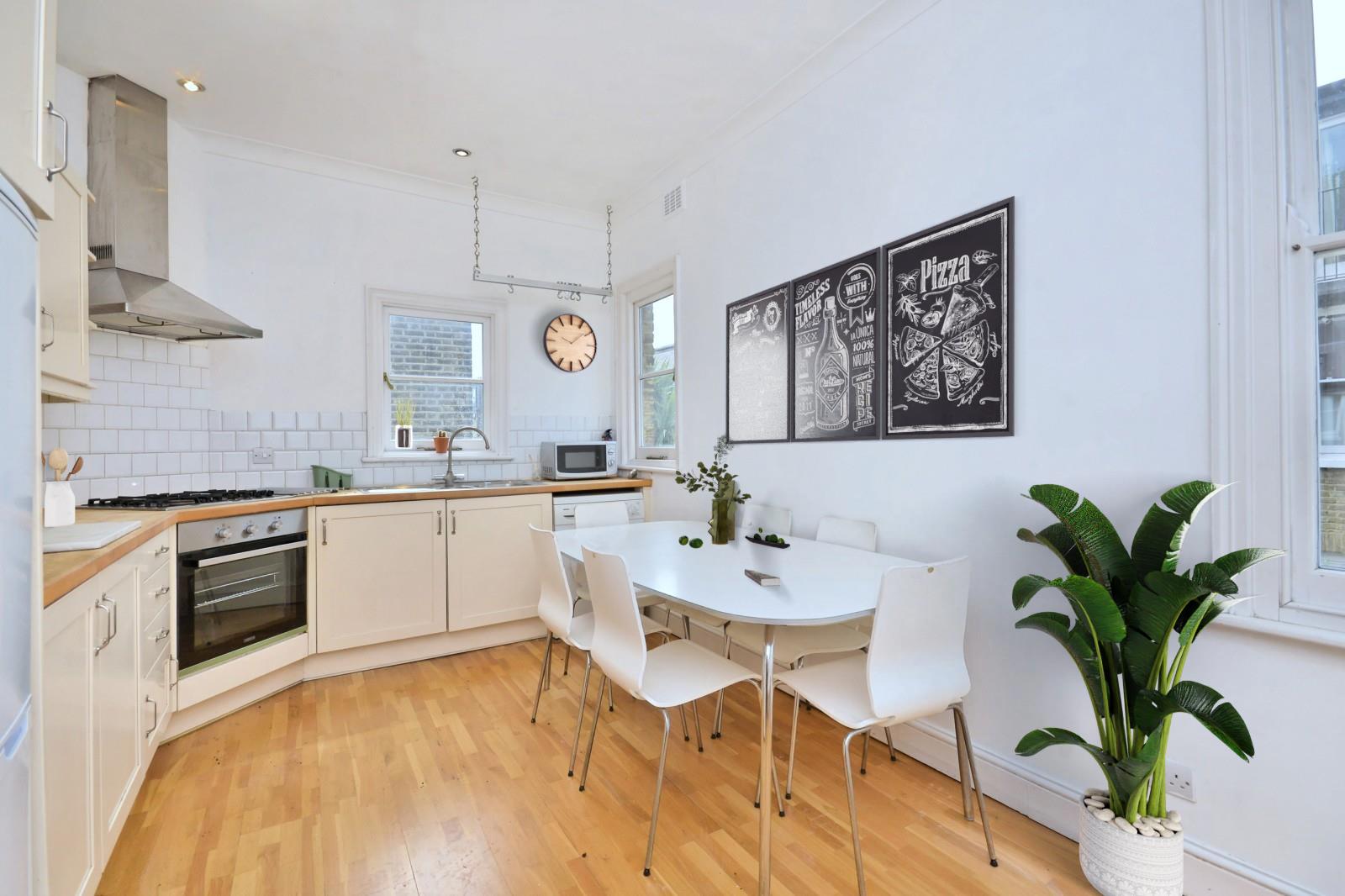 Flat Cleveland Avenue in Greater London