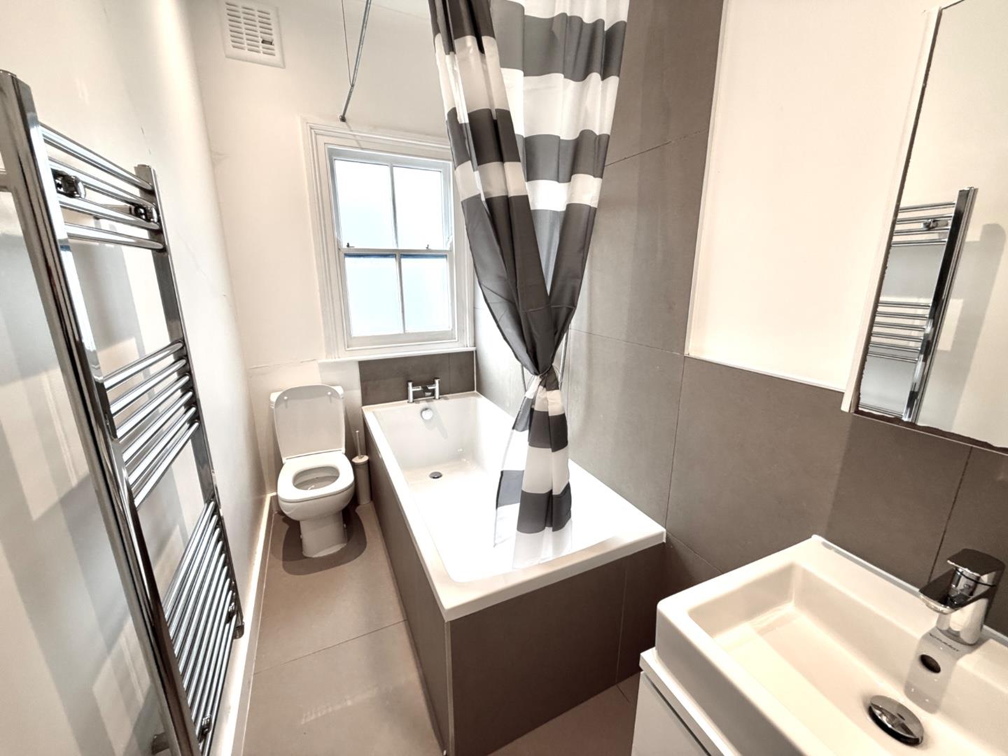 Flat Cleveland Avenue in Greater London