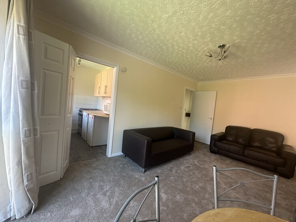Flat Kenton Road in Greater London