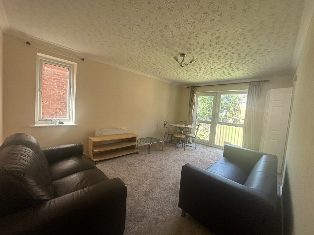 Flat Kenton Road in Greater London