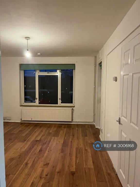 Flat Manor Road in Greater London