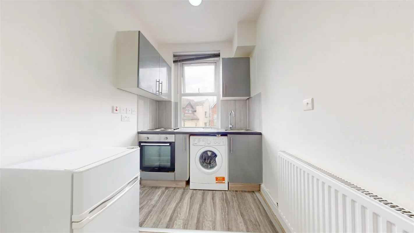 Flat Heathfield Park in Greater London