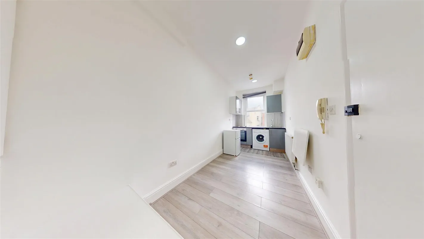Flat Heathfield Park in Greater London