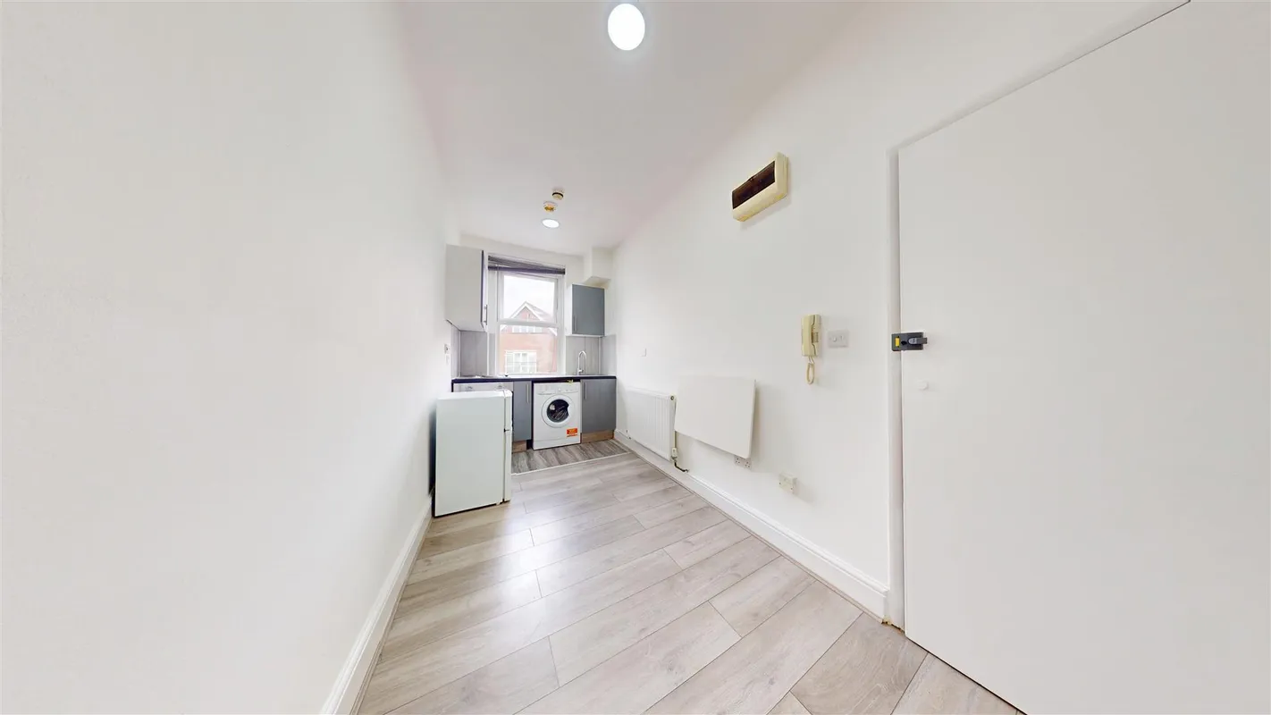 Flat Heathfield Park in Greater London