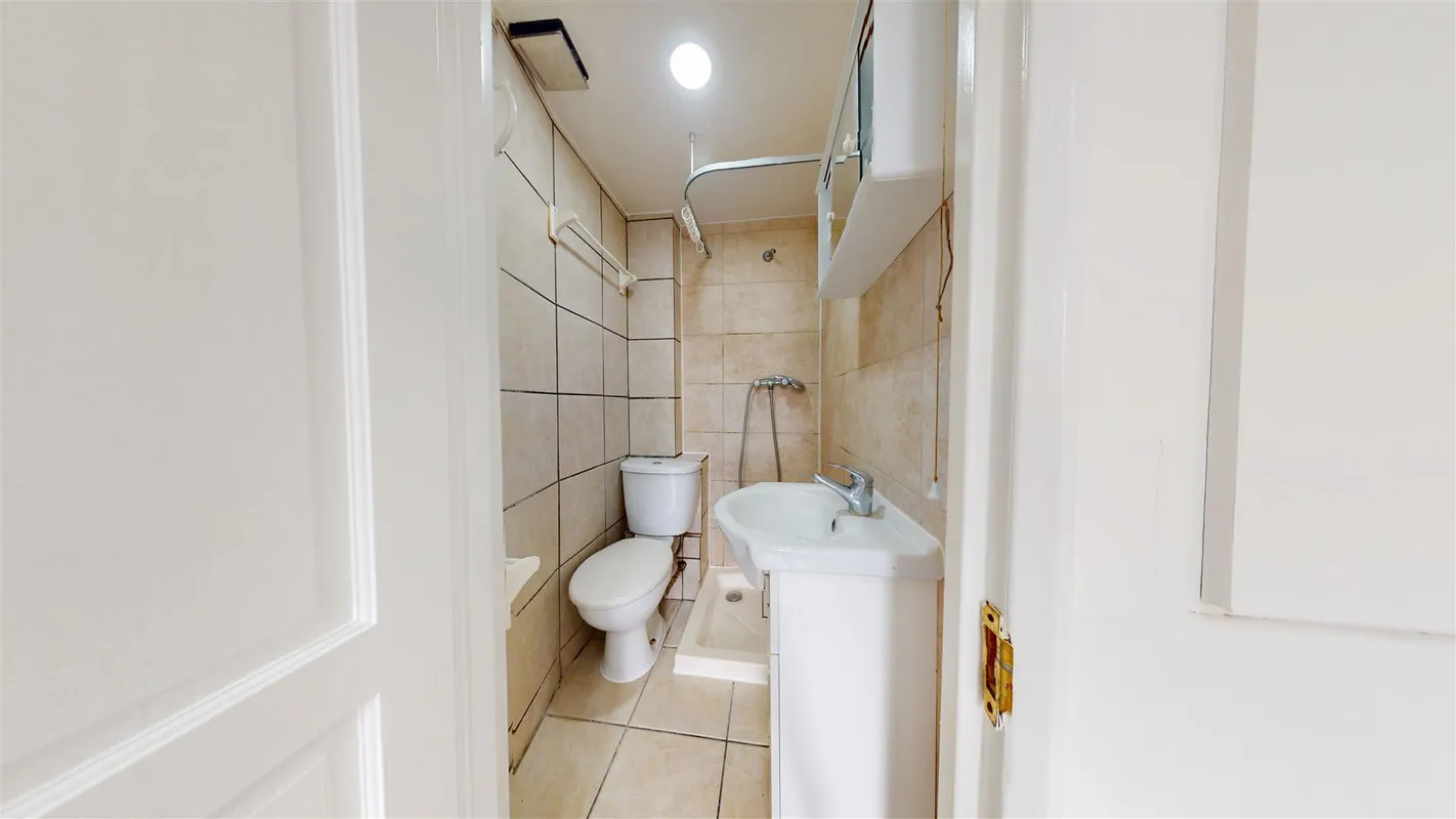 Flat Heathfield Park in Greater London