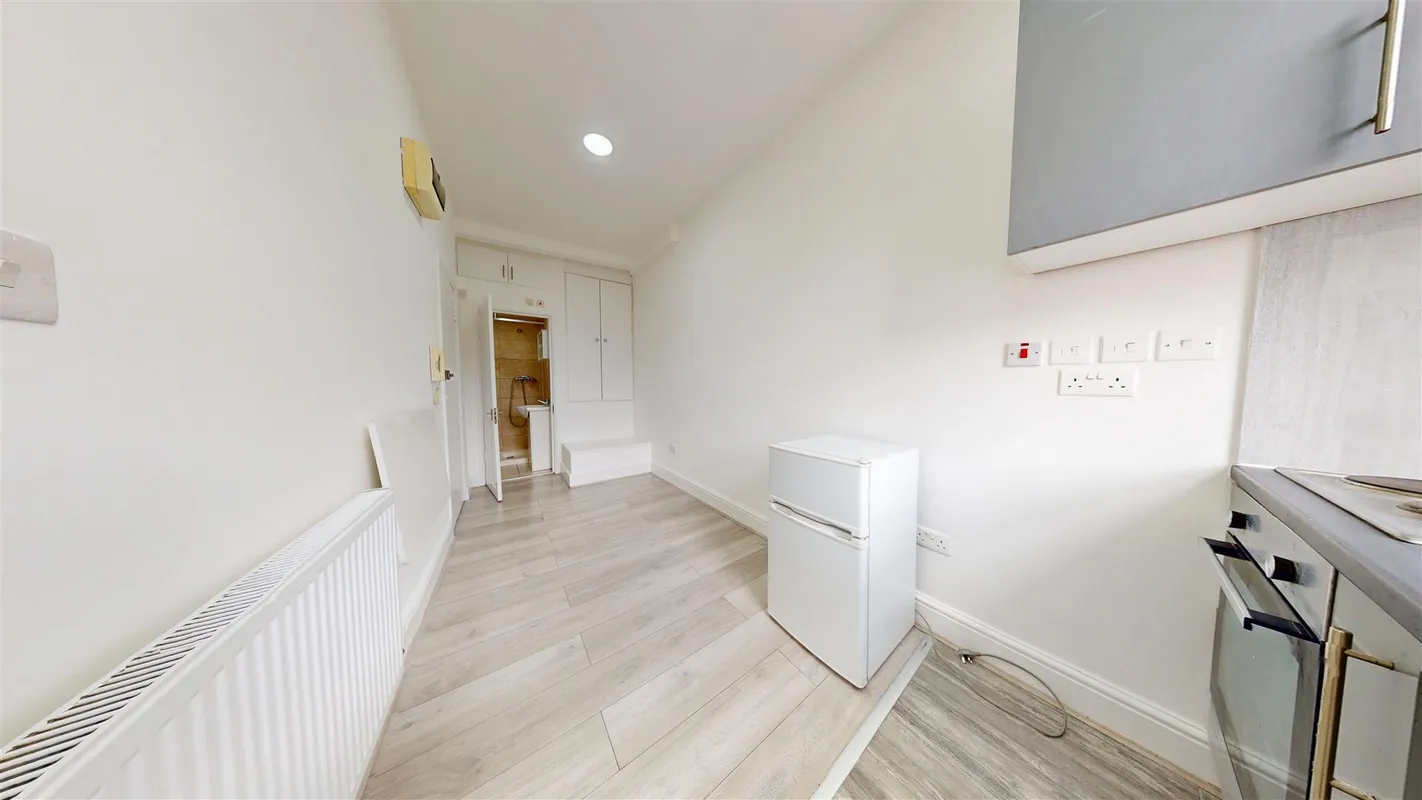 Flat Heathfield Park in Greater London