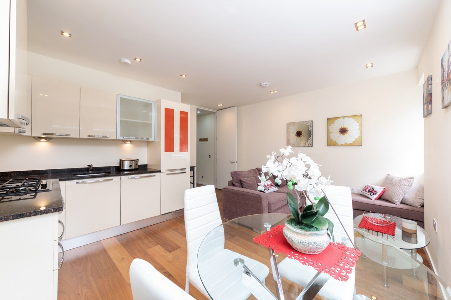 Flat Bevenden Street in Greater London