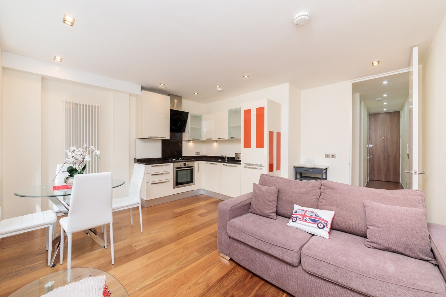 Flat Bevenden Street in Greater London