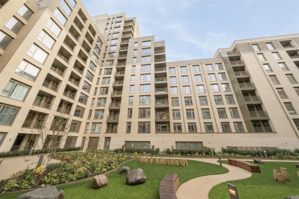 Flat Gasholder Place in Greater London