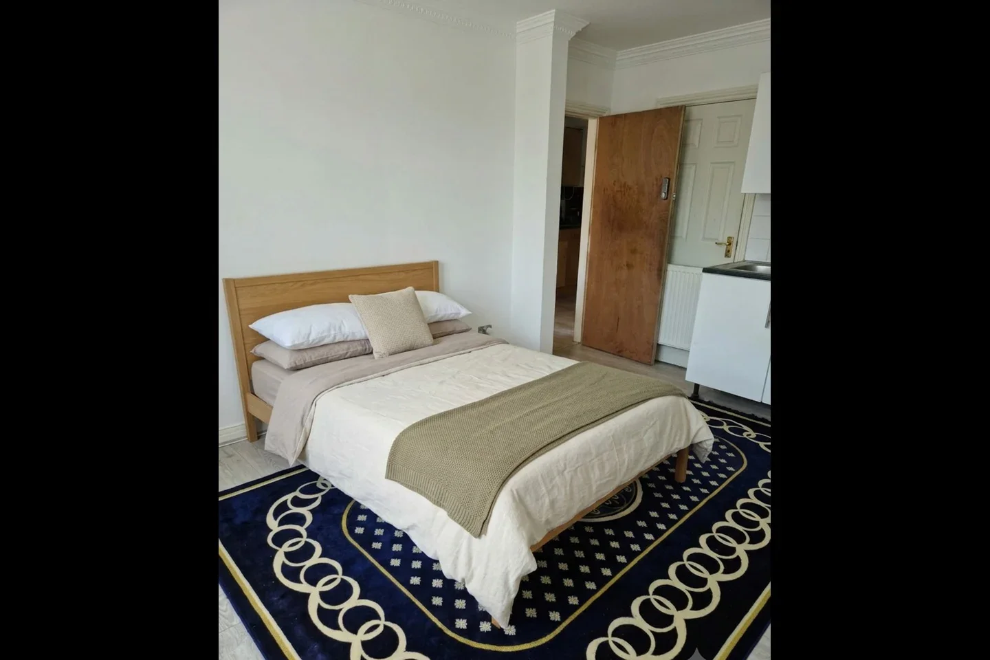 Flat Carlyon Road in Greater London