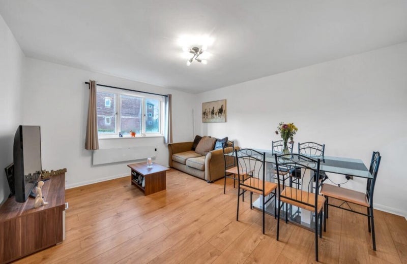Flat Bernard Ashley Drive in Greater London