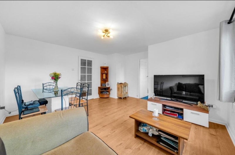 Flat Bernard Ashley Drive in Greater London