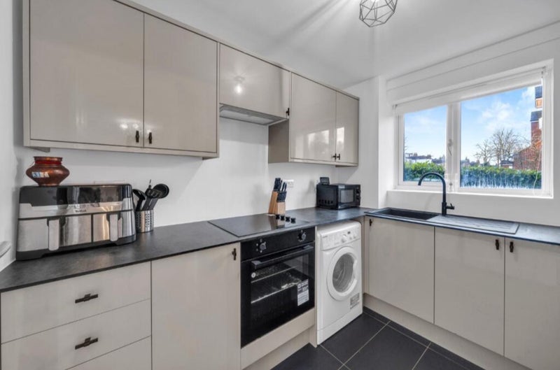 Flat Bernard Ashley Drive in Greater London