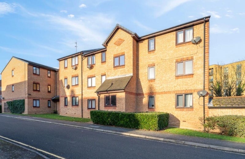 Flat Bernard Ashley Drive in Greater London