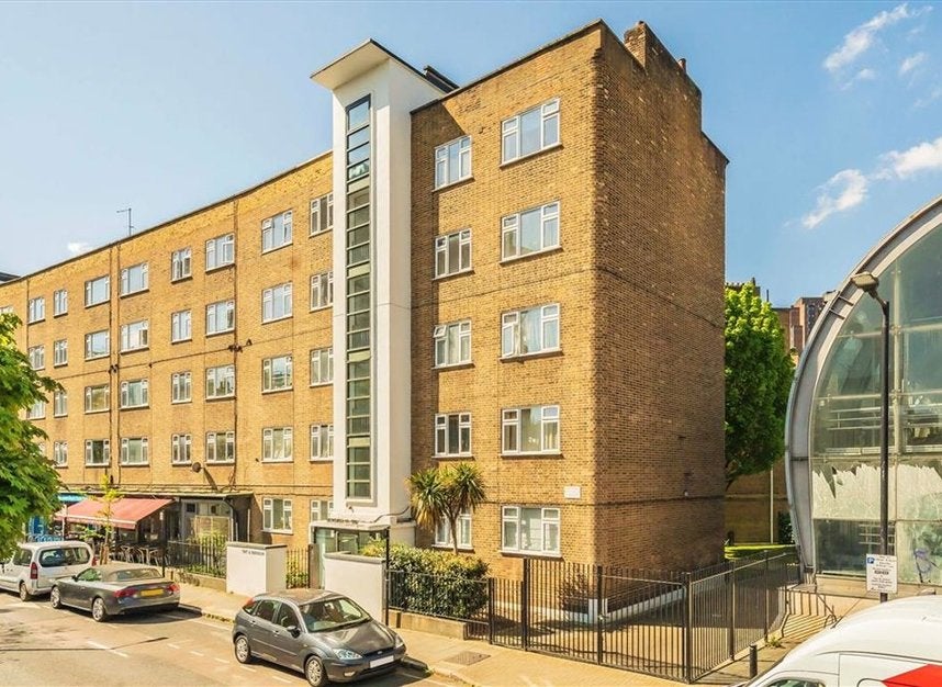 Flat Hatfields in Greater London