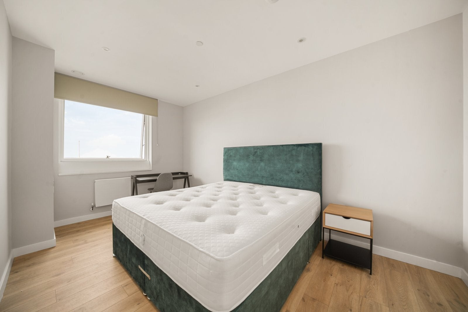 Flat Anthems Way in Greater London