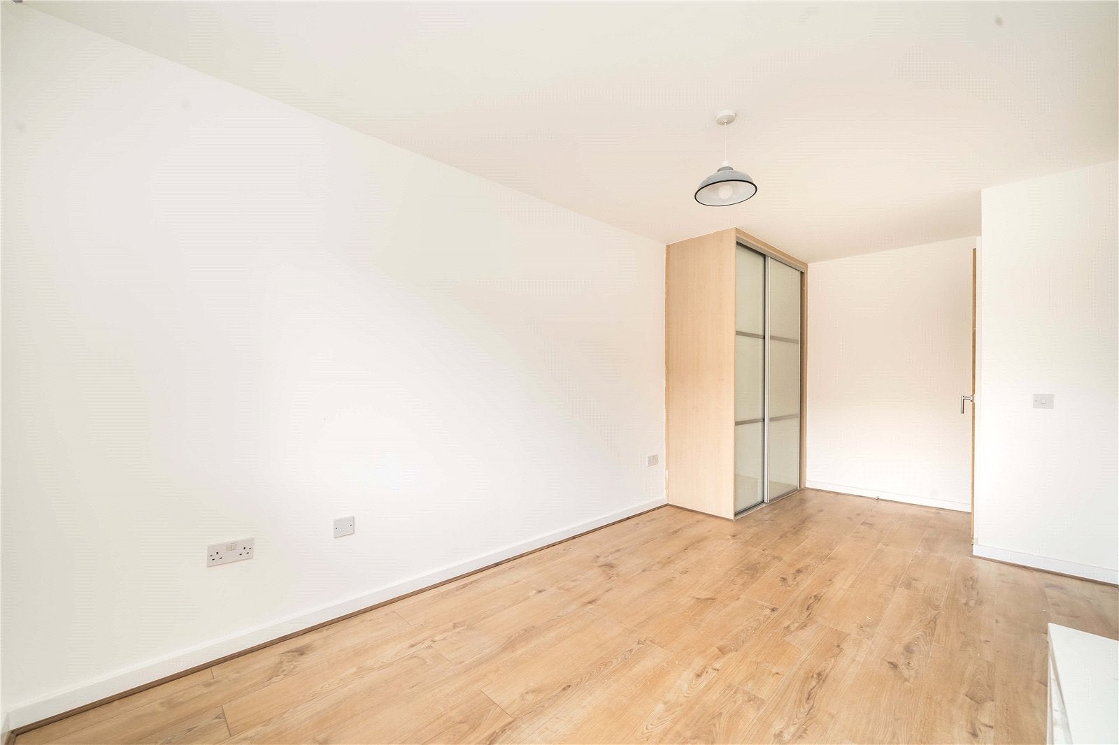 Flat Lapis Close in Greater London