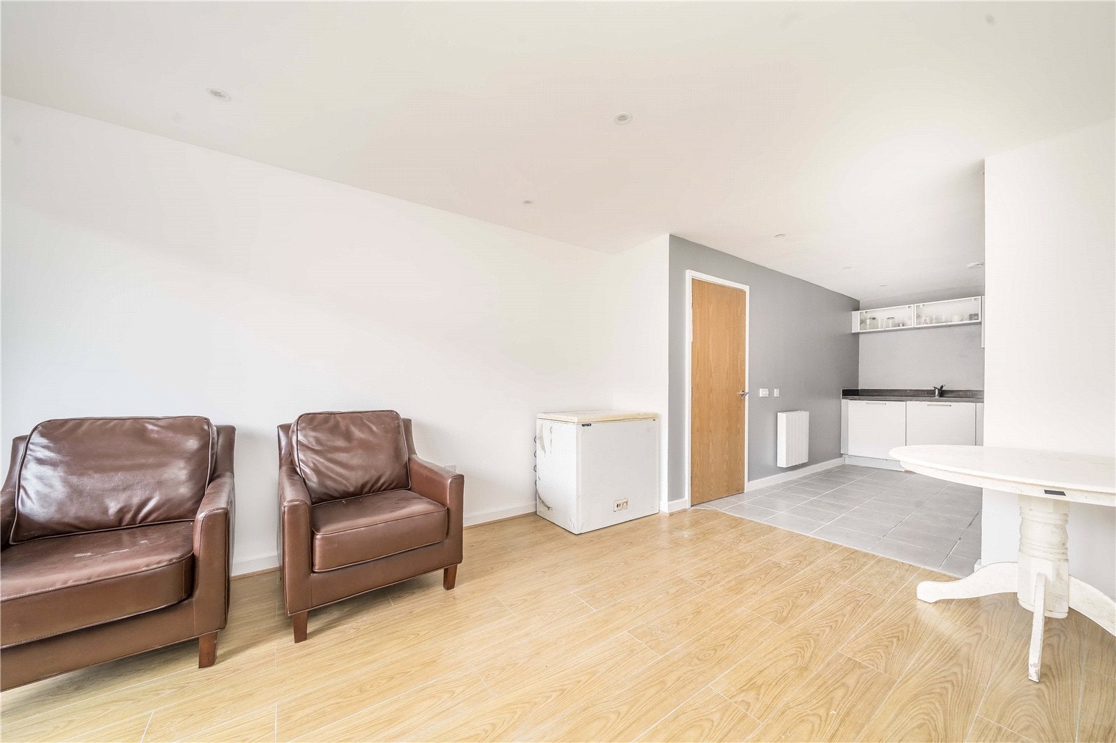Flat Lapis Close in Greater London