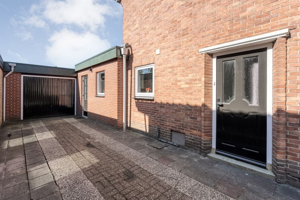 Twee-onder-één-kap te koop: Brinkstraat 5, Reutum