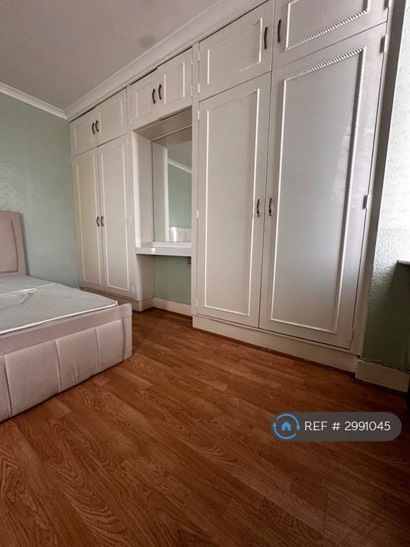 Room Willow Road in Greater London