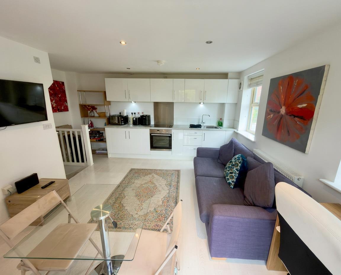 House Holts Crest Way in Leeds