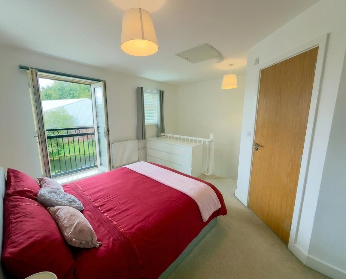House Holts Crest Way in Leeds