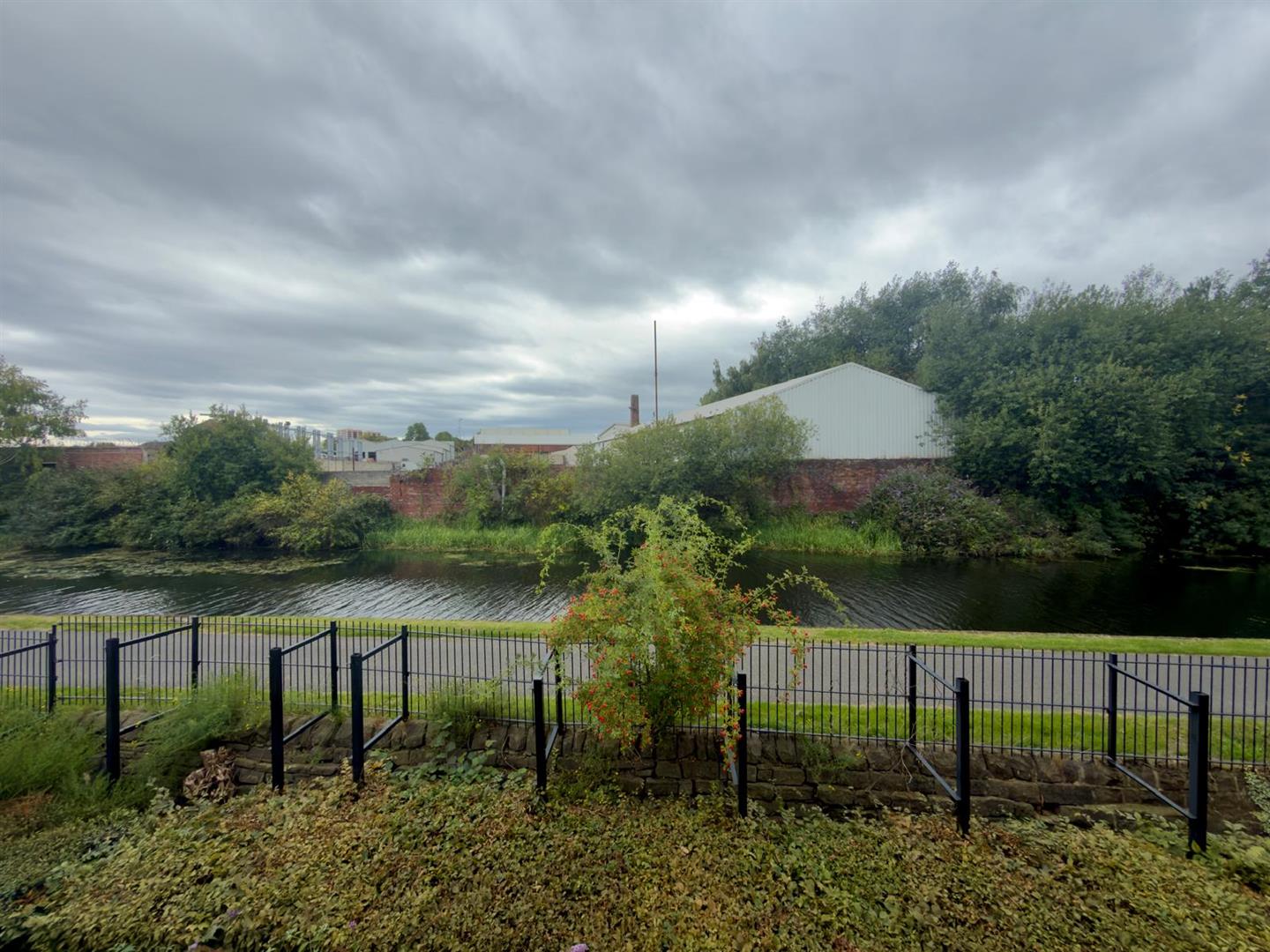 House Holts Crest Way in Leeds
