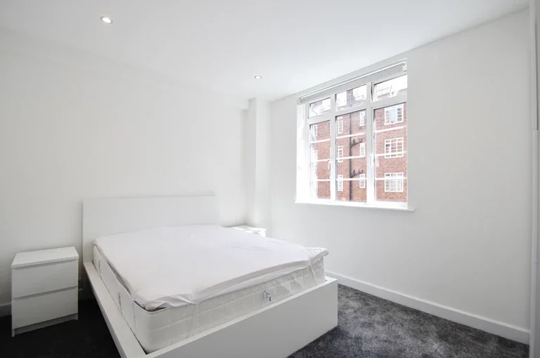Flat Hammersmith Road in Greater London
