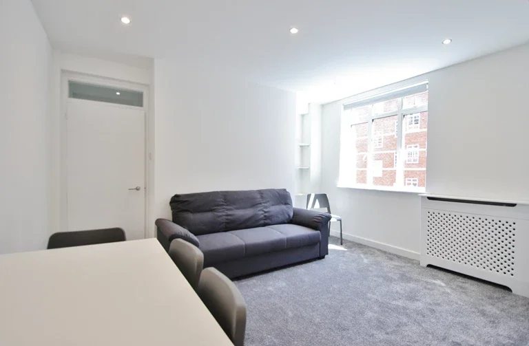 Flat Hammersmith Road in Greater London
