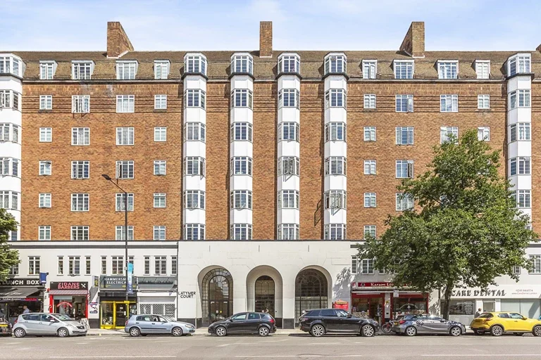 Flat Hammersmith Road in Greater London