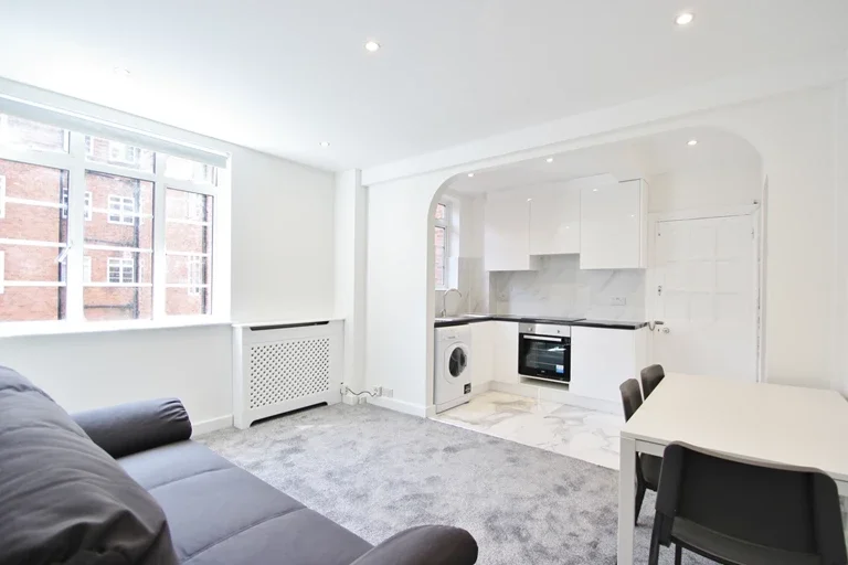 Flat Hammersmith Road in Greater London