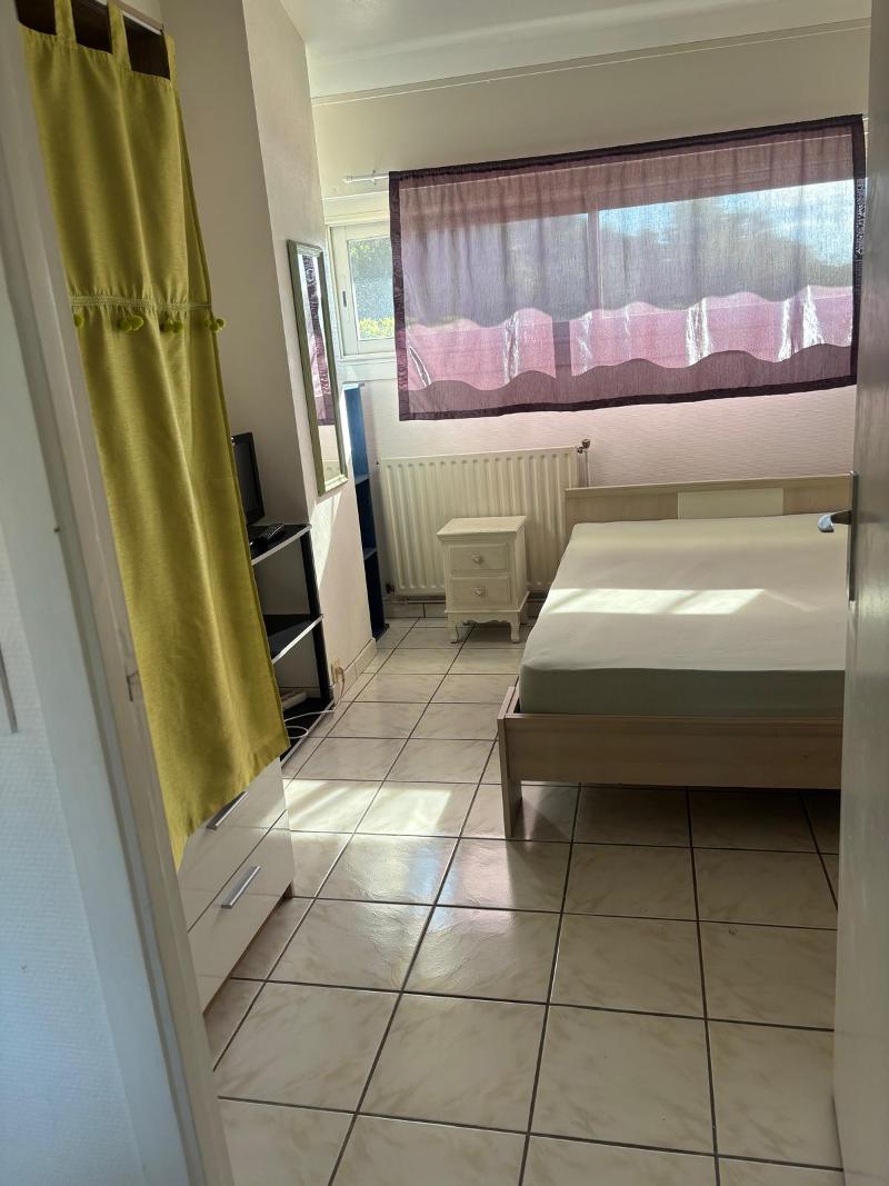 Room Rue des Treilles in Libourne