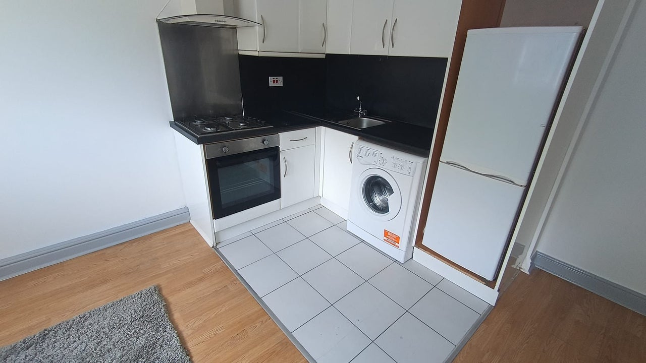 Flat Cardiff Road in Luton