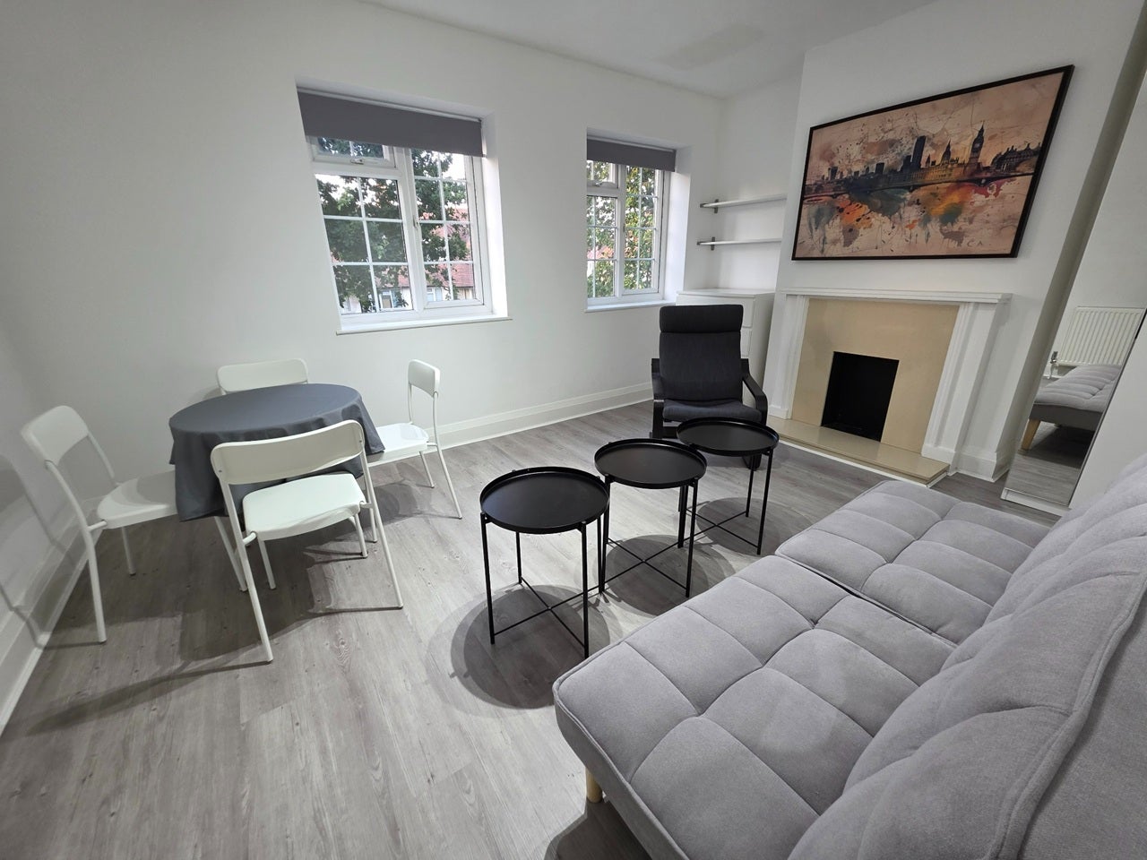 Flat Broadwalk Lane in Greater London