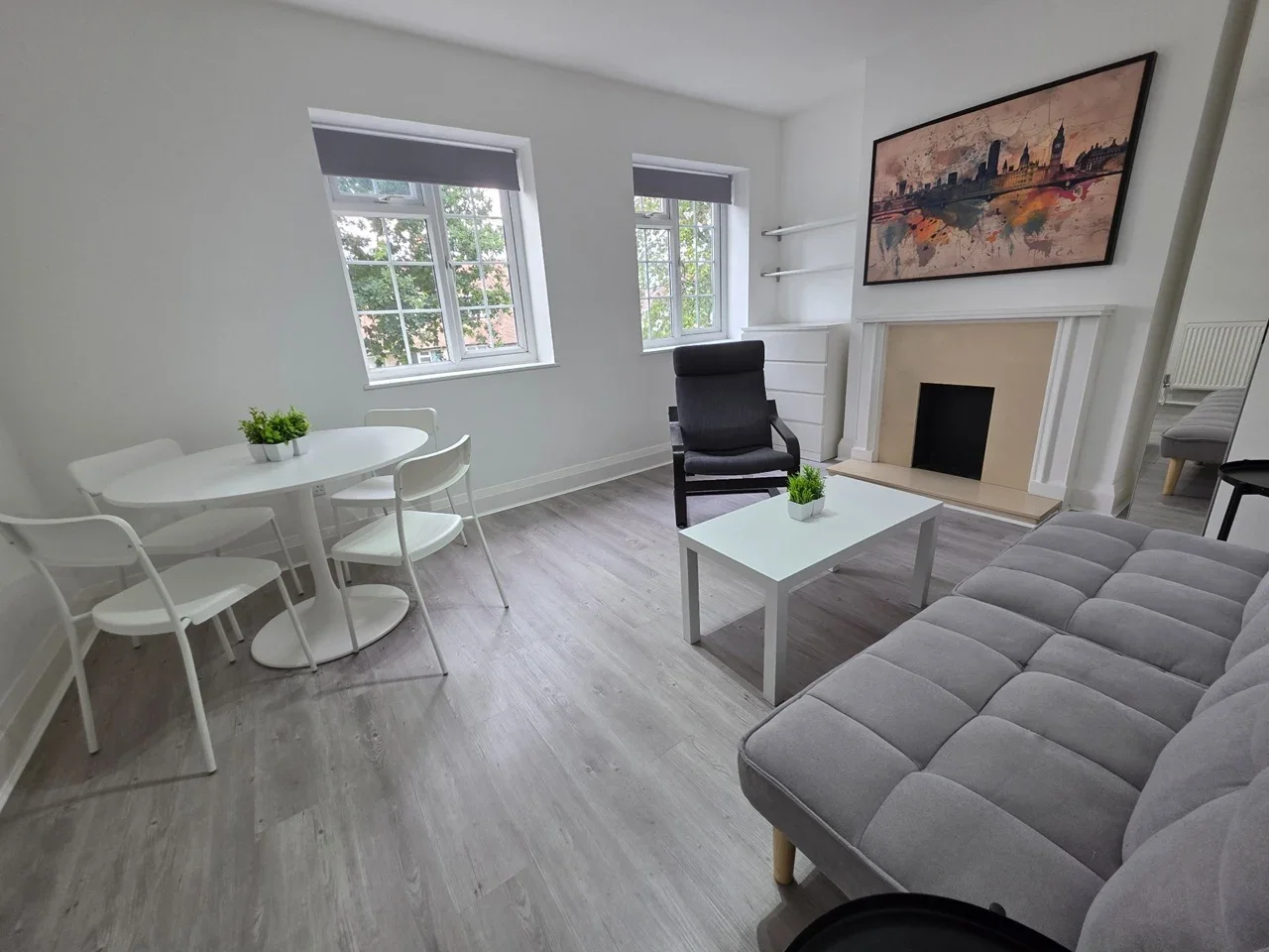 Flat Broadwalk Lane in Greater London