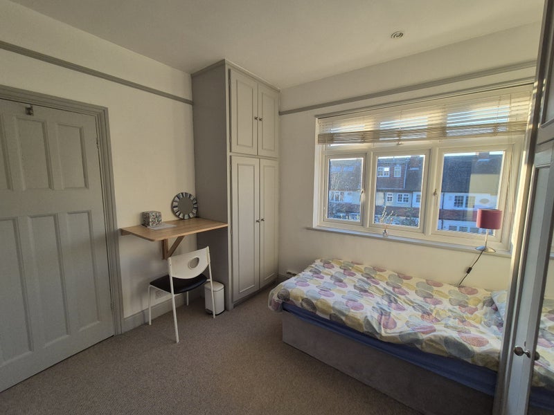 Room Glennie Road in Greater London