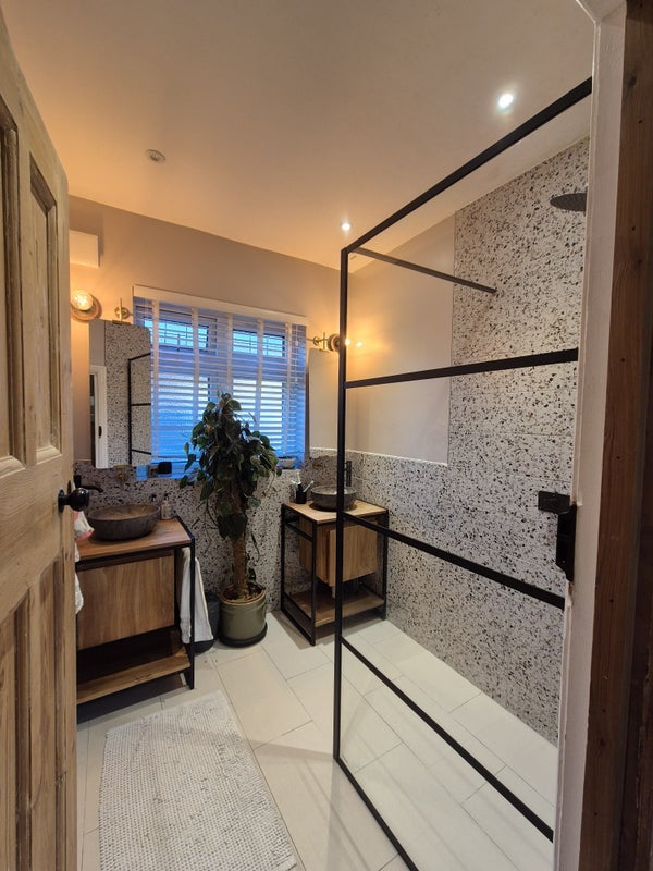 Room Glennie Road in Greater London