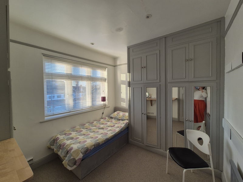 Room Glennie Road in Greater London