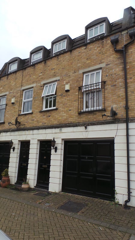 Room Heritage Court in Greater London