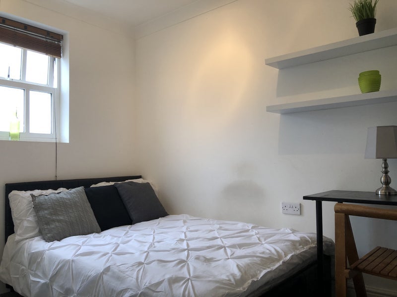 Room Heritage Court in Greater London