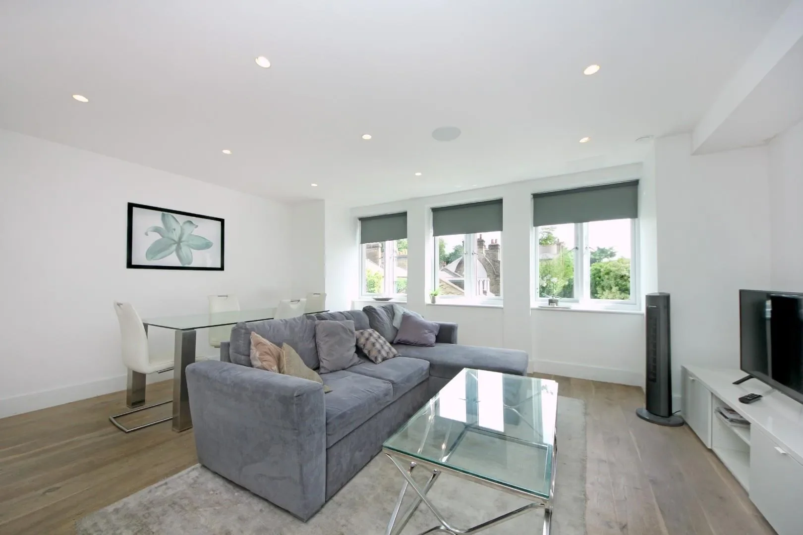 Flat Disraeli Road in Greater London