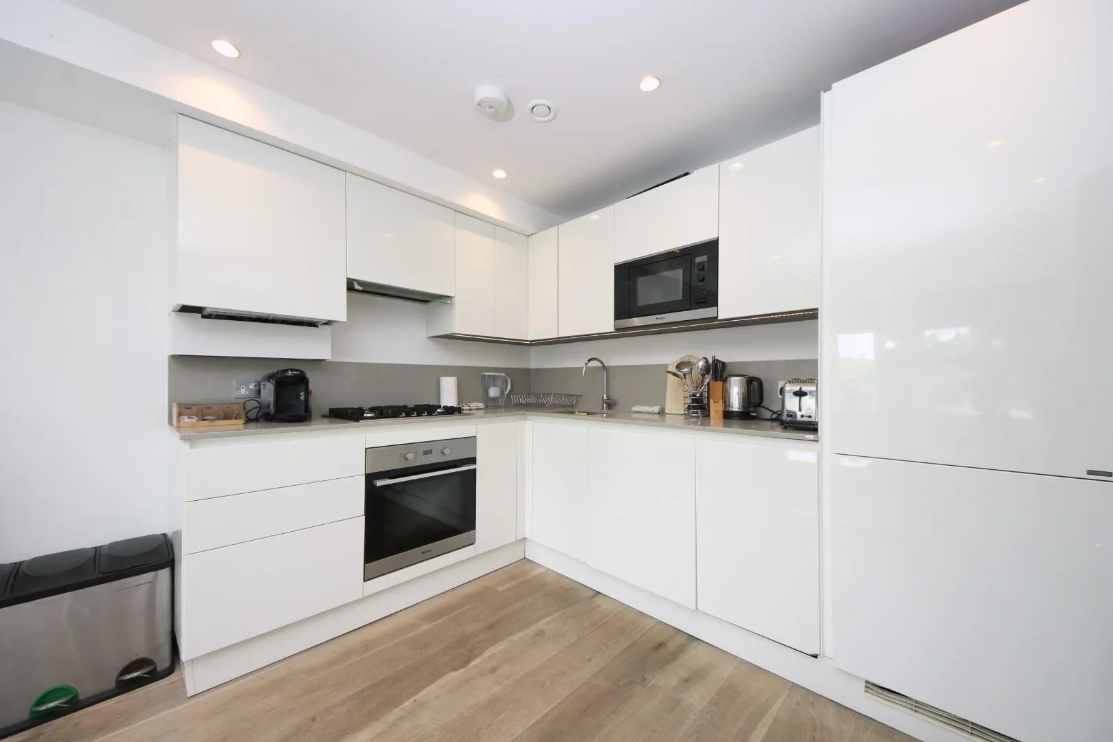 Flat Disraeli Road in Greater London