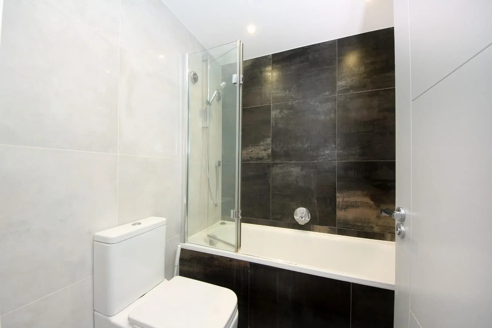 Flat Disraeli Road in Greater London