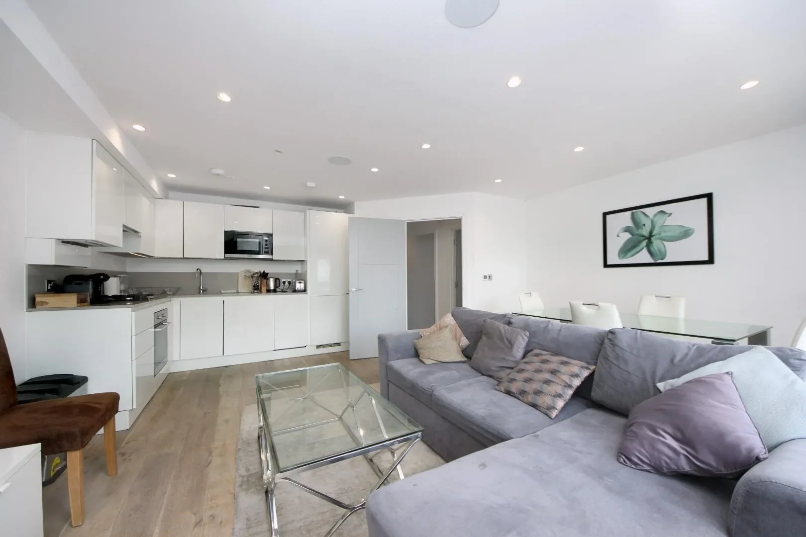 Flat Disraeli Road in Greater London