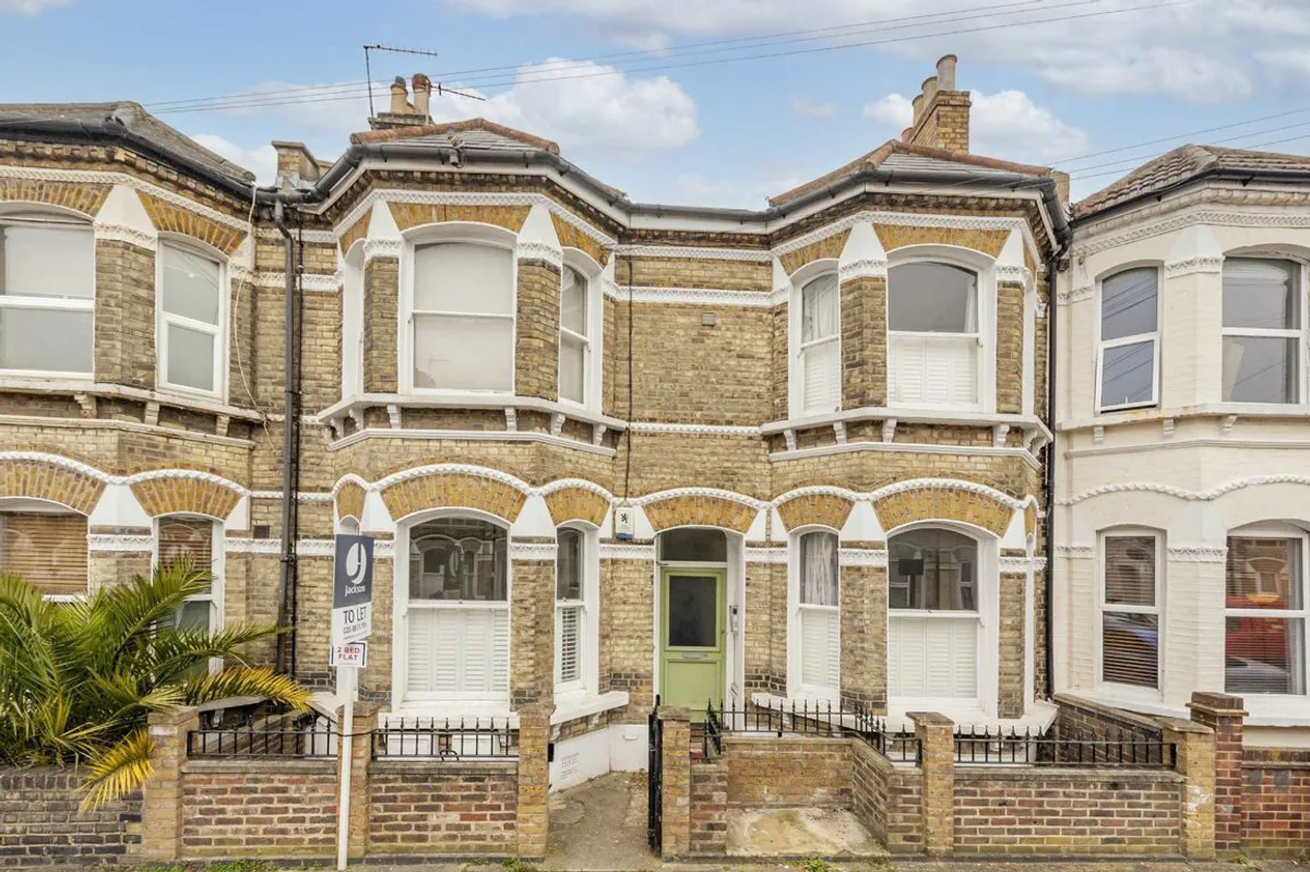 Flat Ballater Road in Greater London