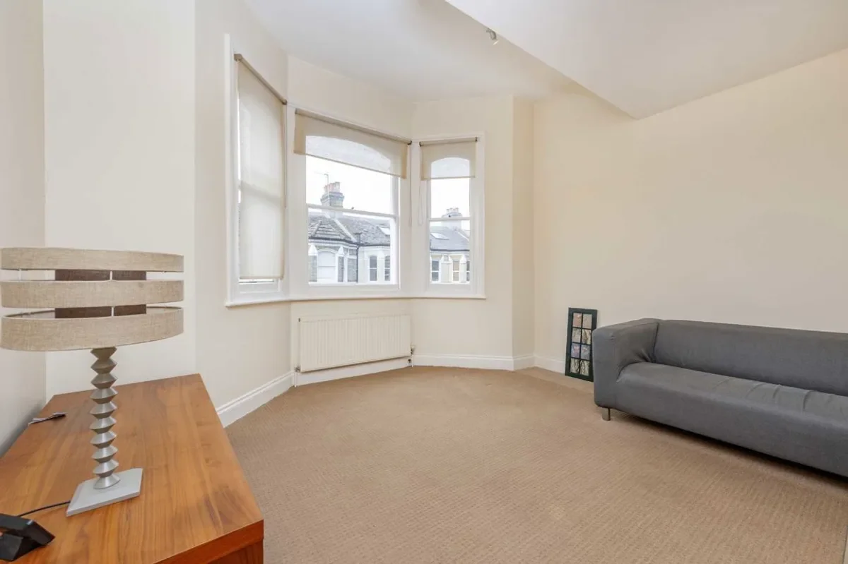 Flat Ballater Road in Greater London
