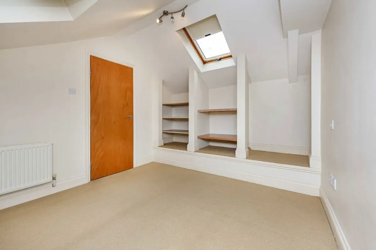 Flat Ballater Road in Greater London
